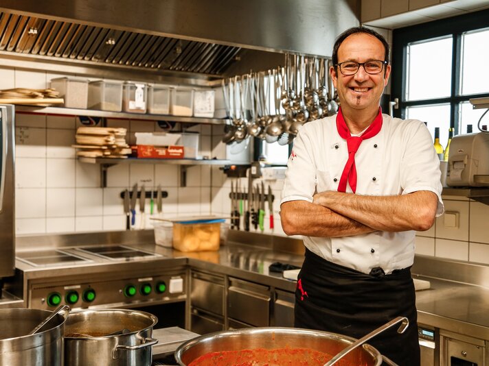 Ein Koch in der Küche in der Nova Stoba in der Silvretta Montafon | © Silvretta Montafon - Frederike Weber