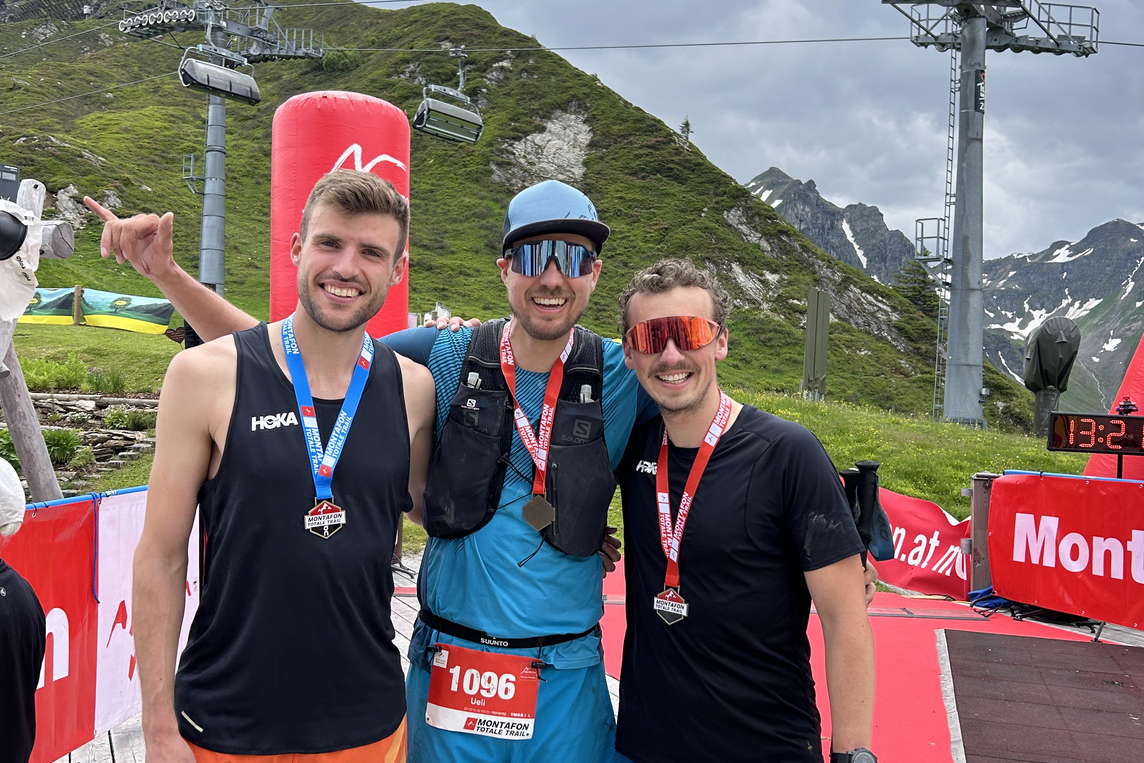 Montafon Totale Trail 2024 - Silvretta Montafon | © Thomas Herdieckerhoff - Silvretta Montafon Drei Freunde im Ziel des Montafon Totale Trail nach dem Trailrun | © Thomas Herdieckerhoff - Silvretta Montafon