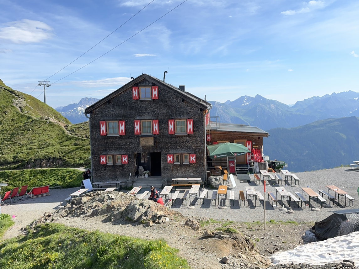 Wormser Hütte - Silvretta Montafon | © Thomas Herdieckerhoff - Silvretta Montafon Die Wormser Hütte mit der Berglandschaft im Hintergrund in der Silvretta Montafon | © Thomas Herdieckerhoff - Silvretta Montafon
