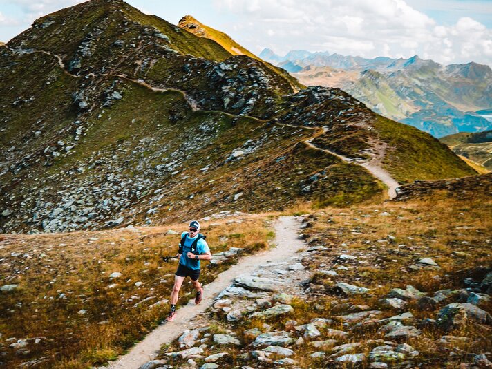 Mann joggt beim Montafon Totale Trial in der Silvretta Montafon  | © Silvretta Montafon - Jörn Perschbacher