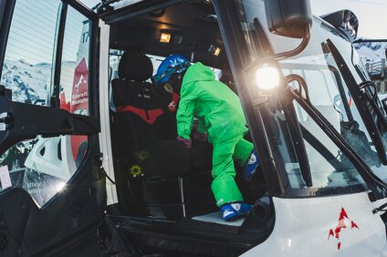 Ein Junge beim Einstieg in den Pistenbully. | © Silvretta Montafon - Roadtyping