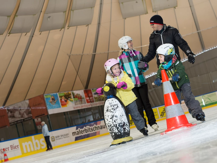 Eislaufen im Aktivpark Montafon | © Silvretta Montafon - Patrick Säly Eine Famile am Eislaufen im Aktivpark Montafon in Schruns-Taschagguns. | © Silvretta Montafon - Patrick Säly