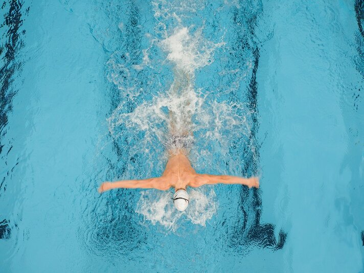 Val Blu Bludenz | © Val Blu Resort Ein Schwimmer im Pool im Val Blu in Bludenz. | © Val Blu Resort