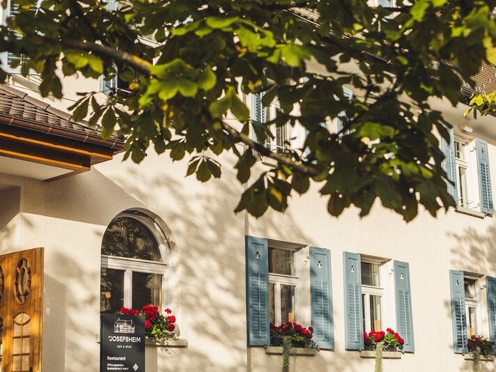 Josefsheim - Silvretta Montafon | © Silvretta Montafon - Roadtyping Die Fassade des Josefsheim Restaurant & Hostel in Schruns. | © Silvretta Montafon - Roadtyping