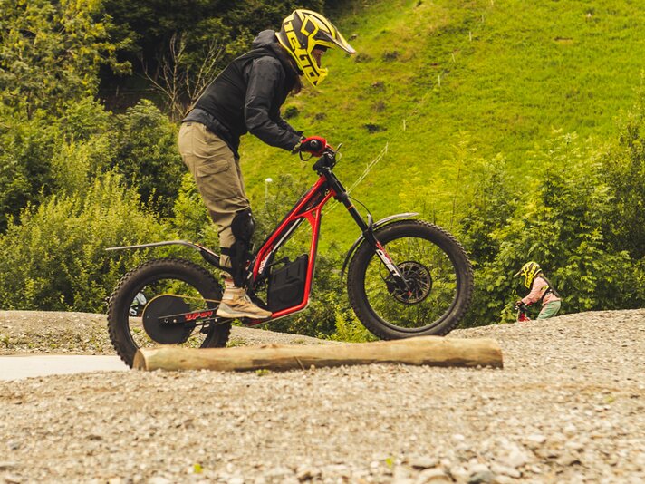 E-Trail Parcour - Silvretta Montafon | © Silvretta Montafon - Roadtyping Eine Person mit Schutzausrüstung fährt auf dem Pacour mit einem elektronischen Trail-Bike. | © Silvretta Montafon - Roadtyping