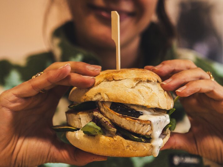 Foodtrucks am Hochjoch - Silvretta Montafon | © Silvretta Montafon - Roadtyping Eine Großaufnahme eines Vegi-Burgers in der Silvretta Montafon. | © Silvretta Montafon - Roadtyping