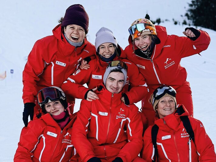 Eine Gruppenfoto mit 6 Skilehrern in roter Uniform in der Silvretta Montafon. | © Viola Schwigon - Silvretta Montafon
