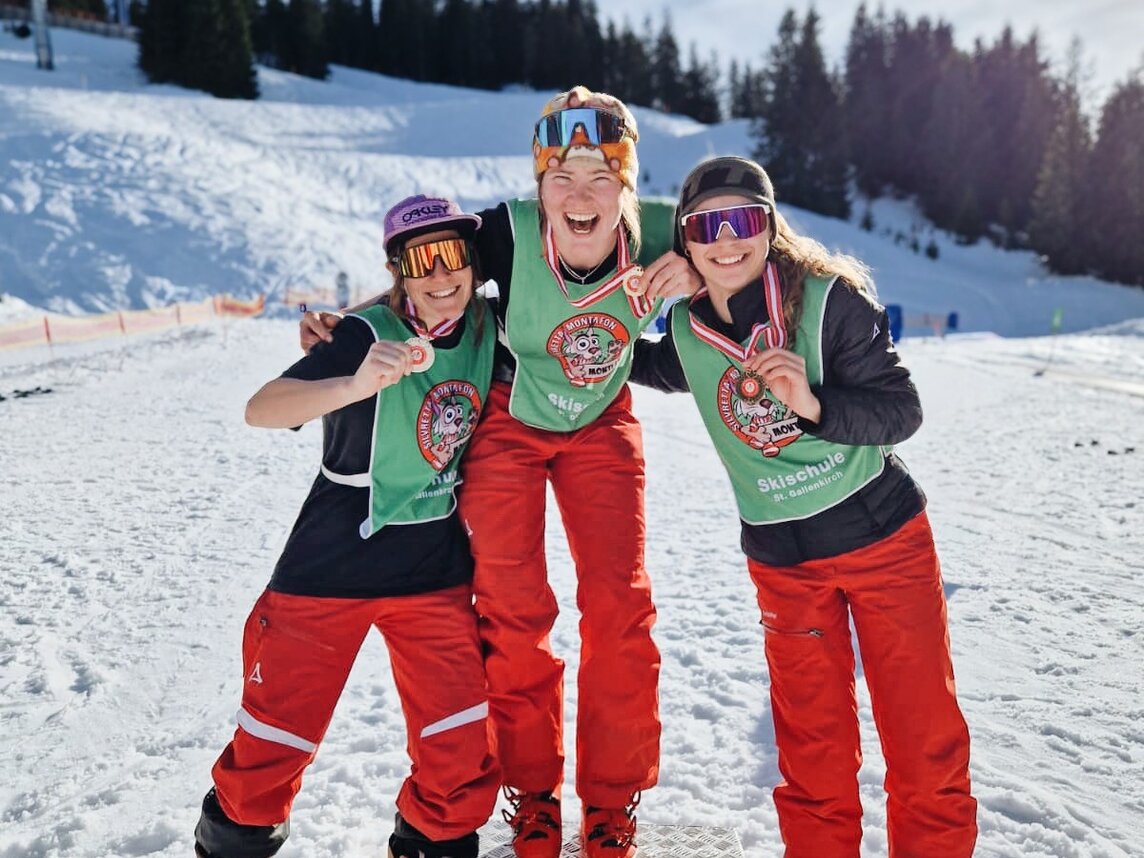 Drei Skilehrerinnen auf dem Siegerpodest mit Medaille in der Silvretta Montafon. | © Viola Schwigon - Silvretta Montafon