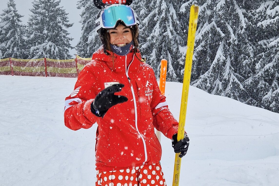 Eine Skilehrerin in Mickiemaus Kostüm steht im Schnee. | © Viola Schwigon - Silvretta Montafon