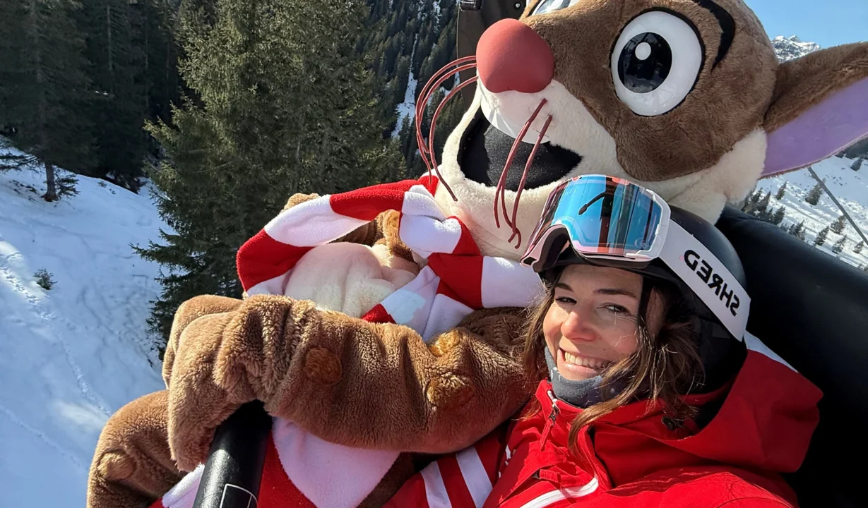 Ein Selfie von einer Skilehrerin mit dem Maskottchen Monti Lux auf einem Sessellift in der Silvretta Montafon. | © Viola Schwigon - Silvretta Montafon
