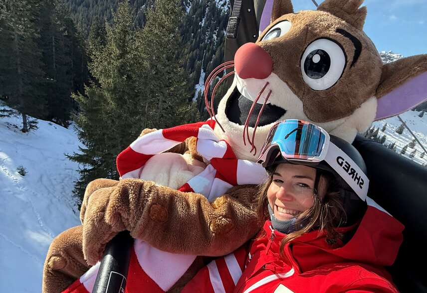 Ein Selfie von einer Skilehrerin mit dem Maskottchen Monti Lux auf einem Sessellift in der Silvretta Montafon. | © Viola Schwigon - Silvretta Montafon