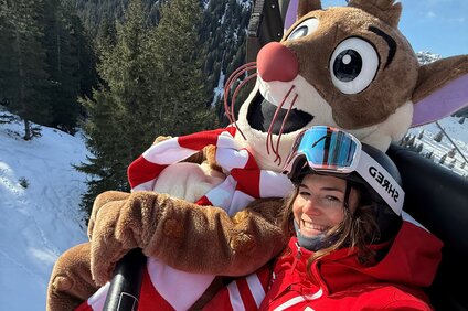 Ein Selfie von einer Skilehrerin mit dem Maskottchen Monti Lux auf einem Sessellift in der Silvretta Montafon. | © Viola Schwigon - Silvretta Montafon