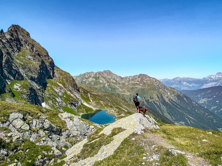 Wandern - Silvretta Montafon | © Silvretta Montafon - Vanessa Strauch Mensch mit Hund bei der Wanderung in der Silvretta Montafon | © Silvretta Montafon - Vanessa Strauch