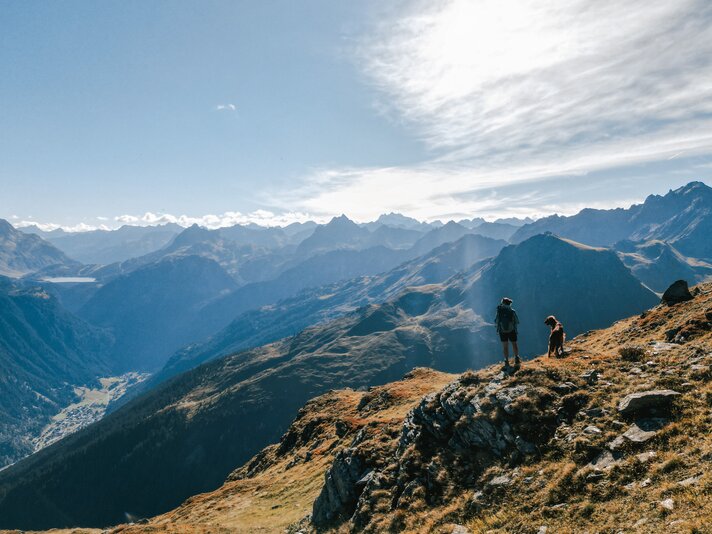 Berglandschaft - Silvretta Montafon  | © Silvretta Montafon - Vanessa Strauch Mensch mit Hund in den Bergen in der Silvretta Montafon  | © Silvretta Montafon - Vanessa Strauch