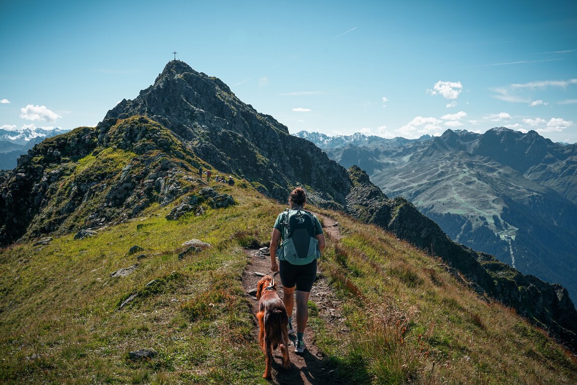 Wanderweg - Silvretta Montafon | © Silvretta Montafon - Vanessa Strauch Mensch mit Hund bei der Bergwanderung in der Silvretta Montafon  | © Silvretta Montafon - Vanessa Strauch