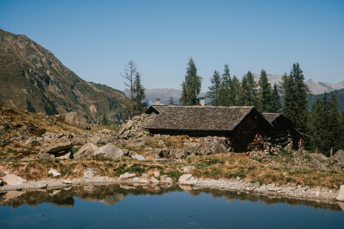 Alpgues - Silvretta Montafon | © Silvretta Montafon - Vanessa Strauch Berghütte hinter Bergsee in der Silvretta Montafon  | © Silvretta Montafon - Vanessa Strauch