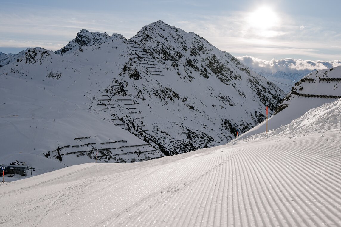 Eine päparierte Skipiste im Skigebiet Silvretta Montafon bei Sonnenschein. | © Silvretta Montafon - Lisa von Abenteuermomente