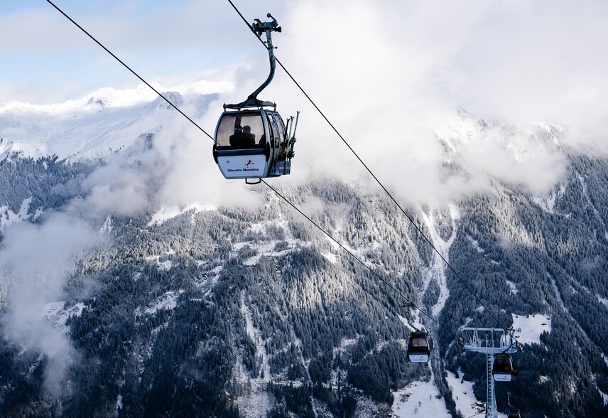 Versettla Bahn - Silvretta Montafon | © Silvretta Montafon - Lisa von Abenteuermomente Eine Gondelbahn mit Skifahrern bei der Auffahrt ins Skigebiet Silvretta Montafon. | © Silvretta Montafon - Lisa von Abenteuermomente