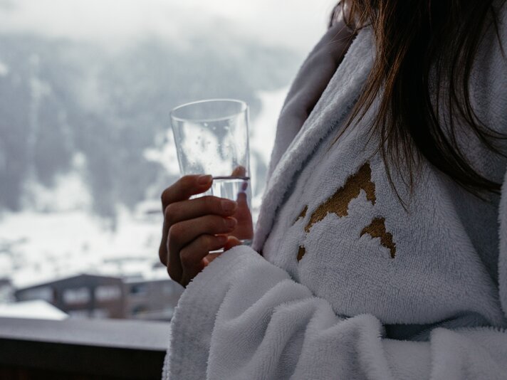 Frau im Bademantel im Spa im Sporthotel Silvretta Montafon | © Silvretta Montafon - Lisa von Abenteuermomente