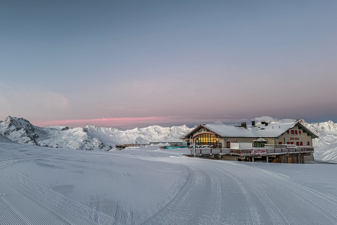 Die Bergstation mit Berghütte beim Sonnenaufgang in der Silvretta Montafon. | © Silvretta Montafon - Vanessa Strauch