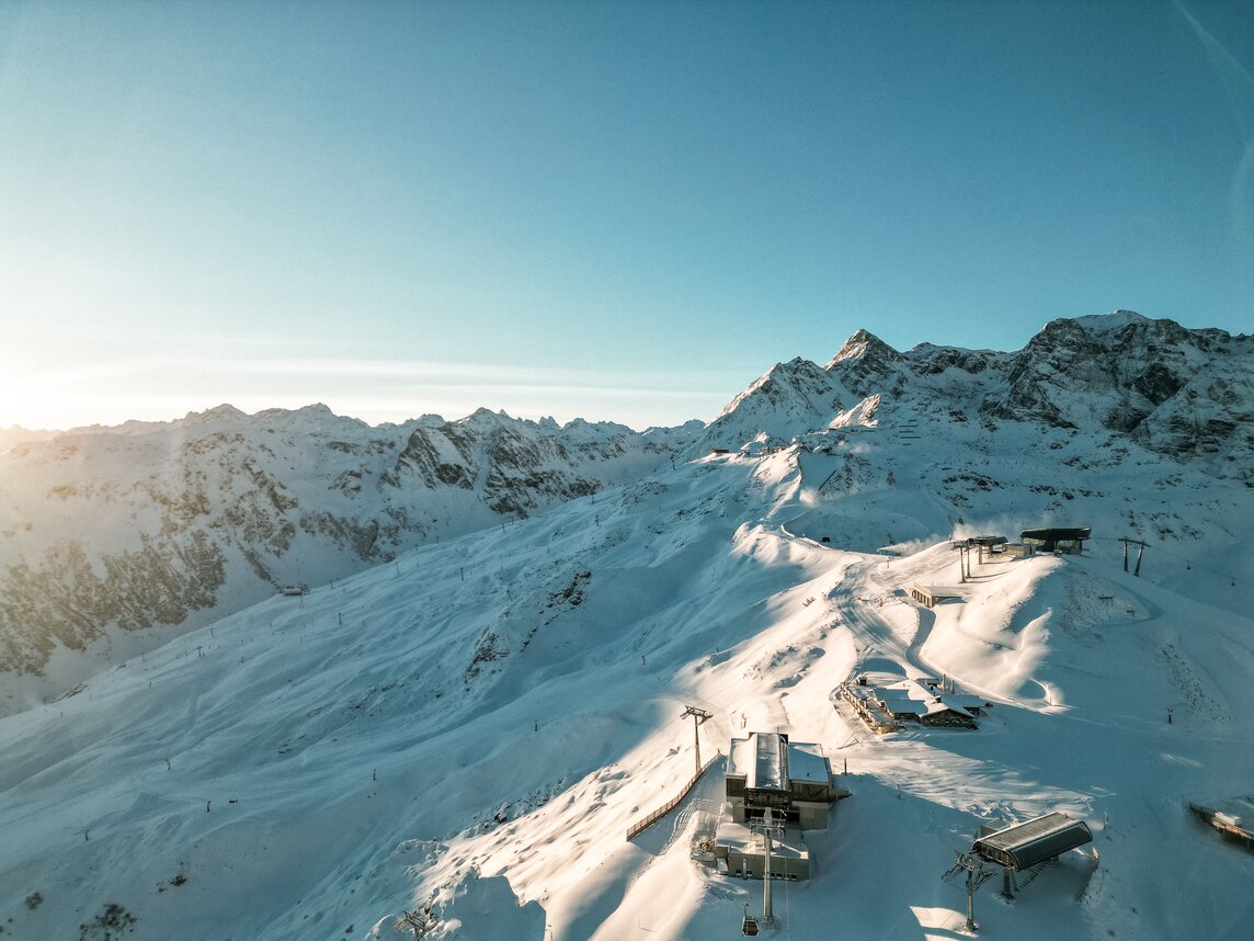 Die Valsiera Bahn Bergstation im Skigebiet Silvretta Montafon bei Sonnenschein und Kaiserwetter. | © Silvretta Montafon - Vanessa Strauch
