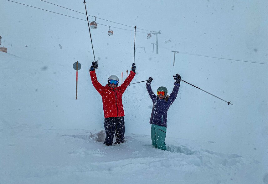 Tiefschnee zum Saisonstart - Silvretta Montafon | © Silvretta Montafon Zwei Personen stehen jubelnd im Tiefschnee im Skigebiet Silvretta Montafon. | © Silvretta Montafon