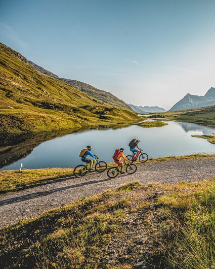 3 Biker fahren entlang der Scheidseen zur Heilbronner Hütte | © Montafon Tourismus - Stefan Kothner