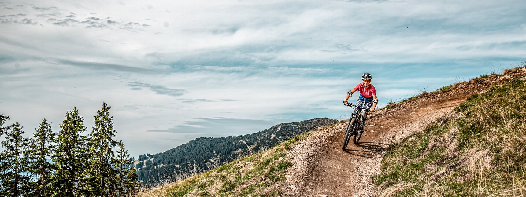 Eine Mountainbikerin fährt im Bikepark am Hochjoch in der Silvretta Montafon. | © Frederike Weber - Silvretta Montafon
