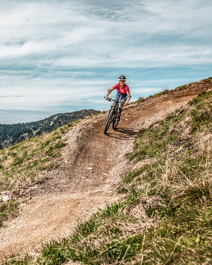 Eine Mountainbikerin fährt im Bikepark am Hochjoch in der Silvretta Montafon. | © Frederike Weber - Silvretta Montafon
