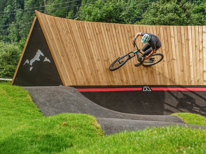 Ein Fahrer auf einem Bike im Pumptrack in der Silvretta Montafon. | © Vanessa Strauch - Silvretta Montafon