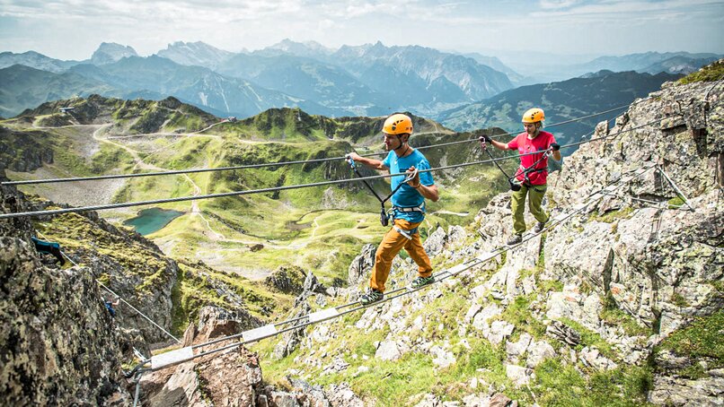 Zwei Kletterer auf der Seibrücke am Klettersteig am Hochjoch in der Silvretta Montafon. | © Silvretta Montafon - Stefan Kothner