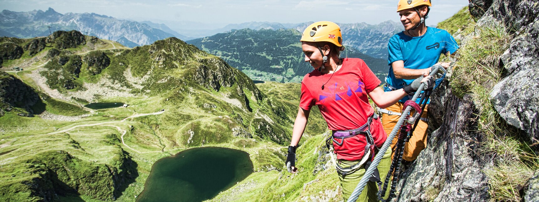 Zwei Kletterer am Klettersteig mit Aussicht ins Seetal am Hochjoch in der Silvretta Montafon. | © Silvretta Montafon - Stefan Kothner