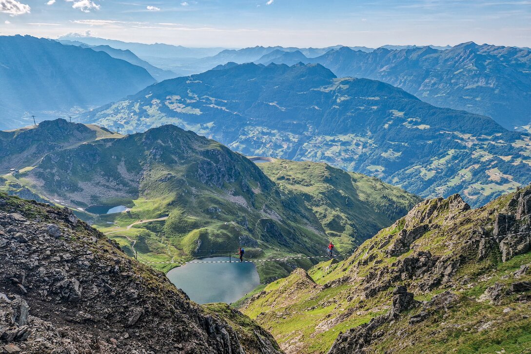 Zwei Personen sind am klettern im Klettersteig Hochjoch in der Silvretta Montafon  | © Silvretta Montafon - Stefan Kothner
