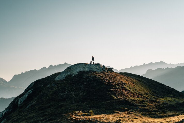 Eine Wanderin mit Panoramablick in der Silvretta Montafon. | © Silvretta Montafon - Friederike Weber