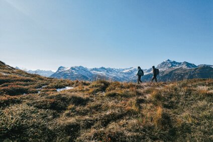 Zwei Frauen wandern im Herbst in der Silvretta Montafon | © Silvretta Montafon - Vanessa Strauch
