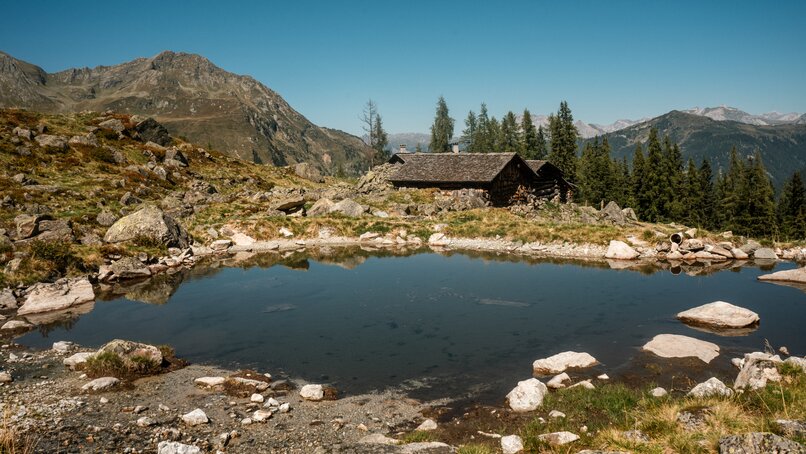 Die Alpgues umgeben von Bergen und einem See in der Silvretta Montafon. | © Silvretta Montafon - Vanessa Strauch