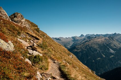 Aussicht beim Wandern - Silvretta Montafon | © Silvretta Montafon - Vanessa Strauch Wanderweg und Aussicht auf die umliegenden Berge in der Silvretta Montafon. | © Silvretta Montafon - Vanessa Strauch