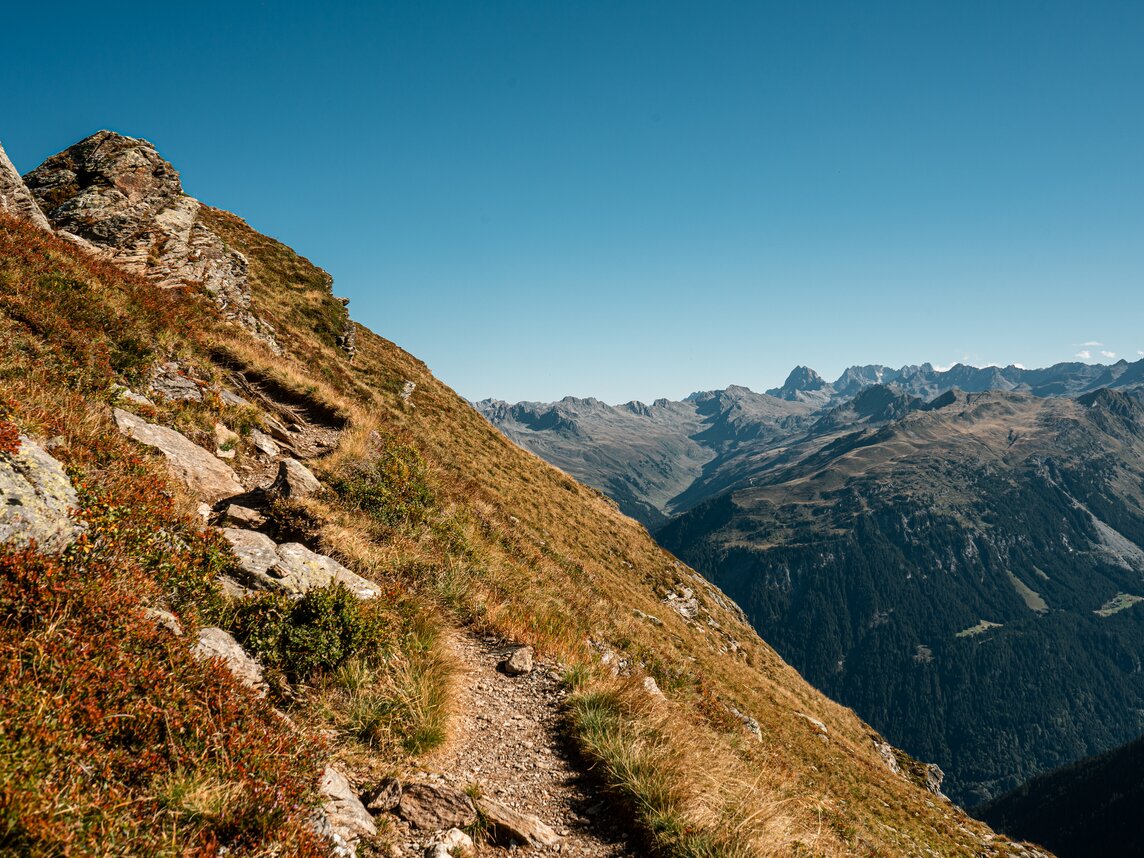 Aussicht beim Wandern - Silvretta Montafon | © Silvretta Montafon - Vanessa Strauch Wanderweg und Aussicht auf die umliegenden Berge in der Silvretta Montafon. | © Silvretta Montafon - Vanessa Strauch