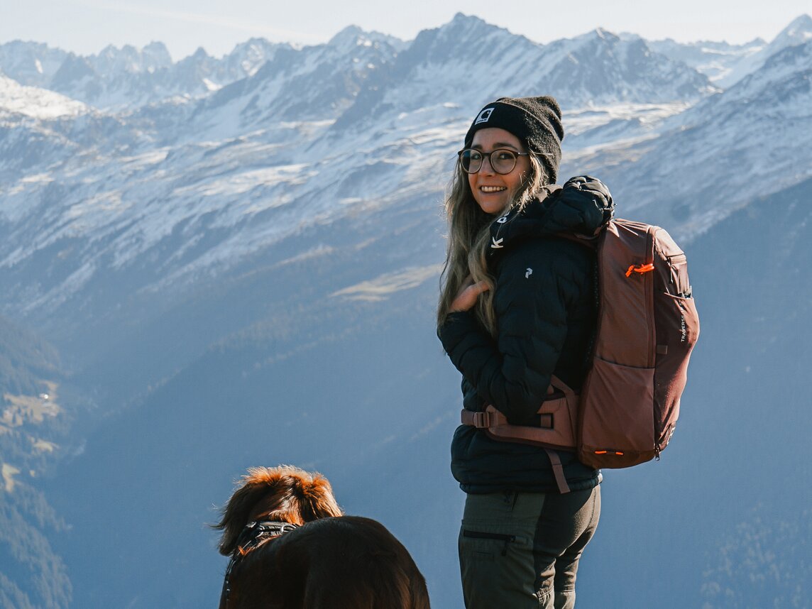 Herbstwanderung Gantakopf - Silvretta Montafon | © Silvretta Montafon - Vanessa Strauch Eine Frau und ihr Hund genießen die Aussicht auf die Gipfel der Silvretta Montafon bei einer Wanderung im Herbst | © Silvretta Montafon - Vanessa Strauch