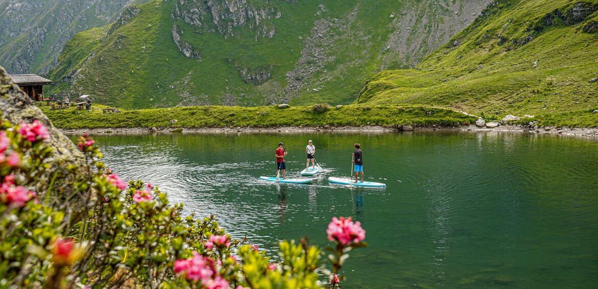 Drei Personen mit Sub baddeln auf einem Bergsee im Seetal am Hochjoch in der Silvretta Montafon. | © Silvretta Montafon - Vanessa Strauch