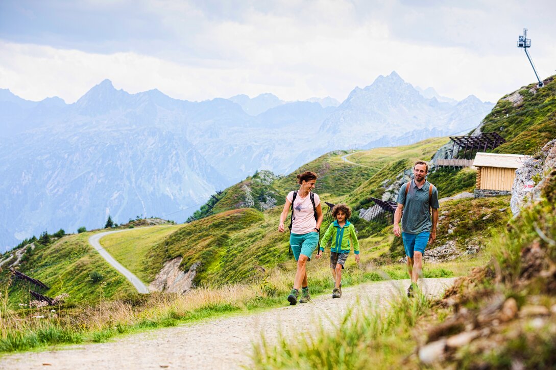 Eine Familie läuft gemeinsam den Wanderweg Lifinar hoch in der Silvretta Montafon | © Silvretta Montafon - Stefan Kothner
