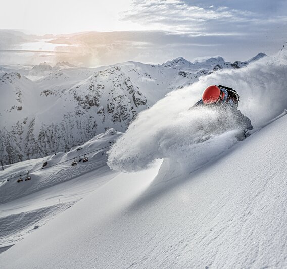 Ein Freerider fährt durch den Tiefschnee am Fels entlang in der Silvretta Montafon. | © Silvretta Montafon - Michael Müller