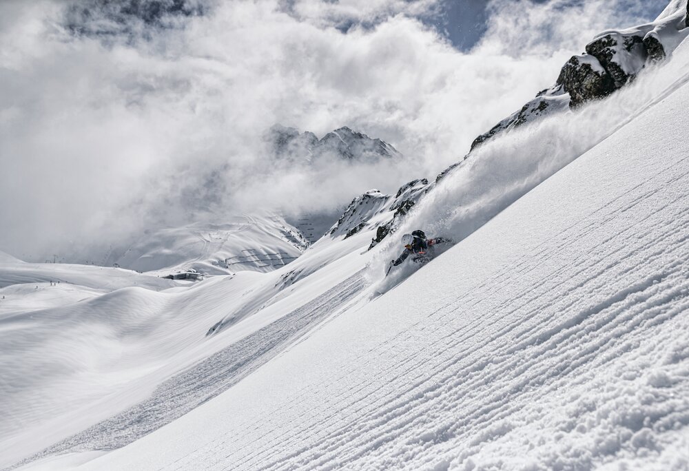 Skifahrer fährt durch den Tiefschnee in der Silvretta Montafon | © Silvretta Montafon - Michael Müller