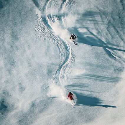 Zwei Freerider ziehen ihre Spuren am Hang durch den Tiefschnee in der Silvretta Montafon. | © Silvretta Montafon - Vanessa Strauch