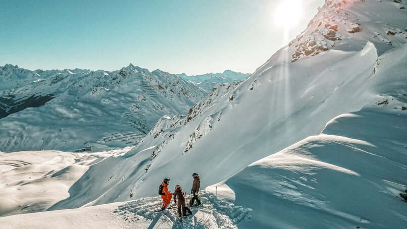 Drei Freerider stehen am Grat vor der Einfahrt in den Tiefschnee in der Silvretta Montafon. | © Silvretta Montafon - Vanessa Strauch