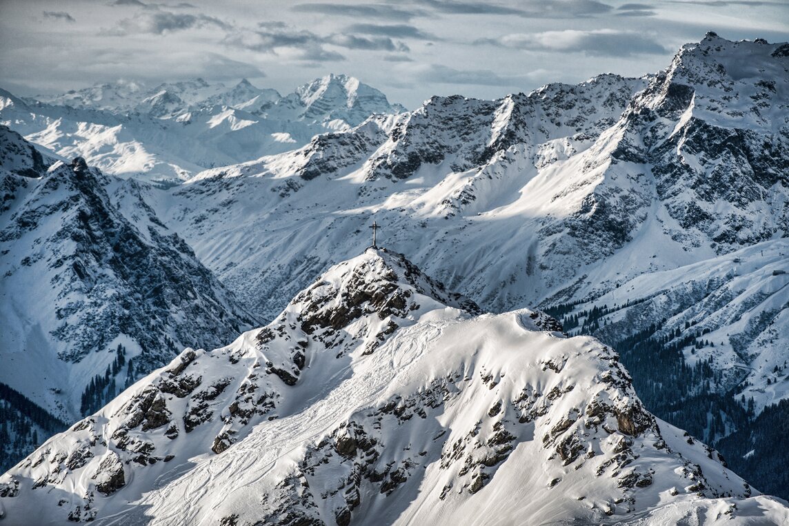 Zamangspitze - Silvretta Montafon | © Silvretta Montafon - Daniel Hug Das Gipfelkreuz auf der Zamangspitze in der Silvretta Montafon mit schneebedeckt. | © Silvretta Montafon - Daniel Hug