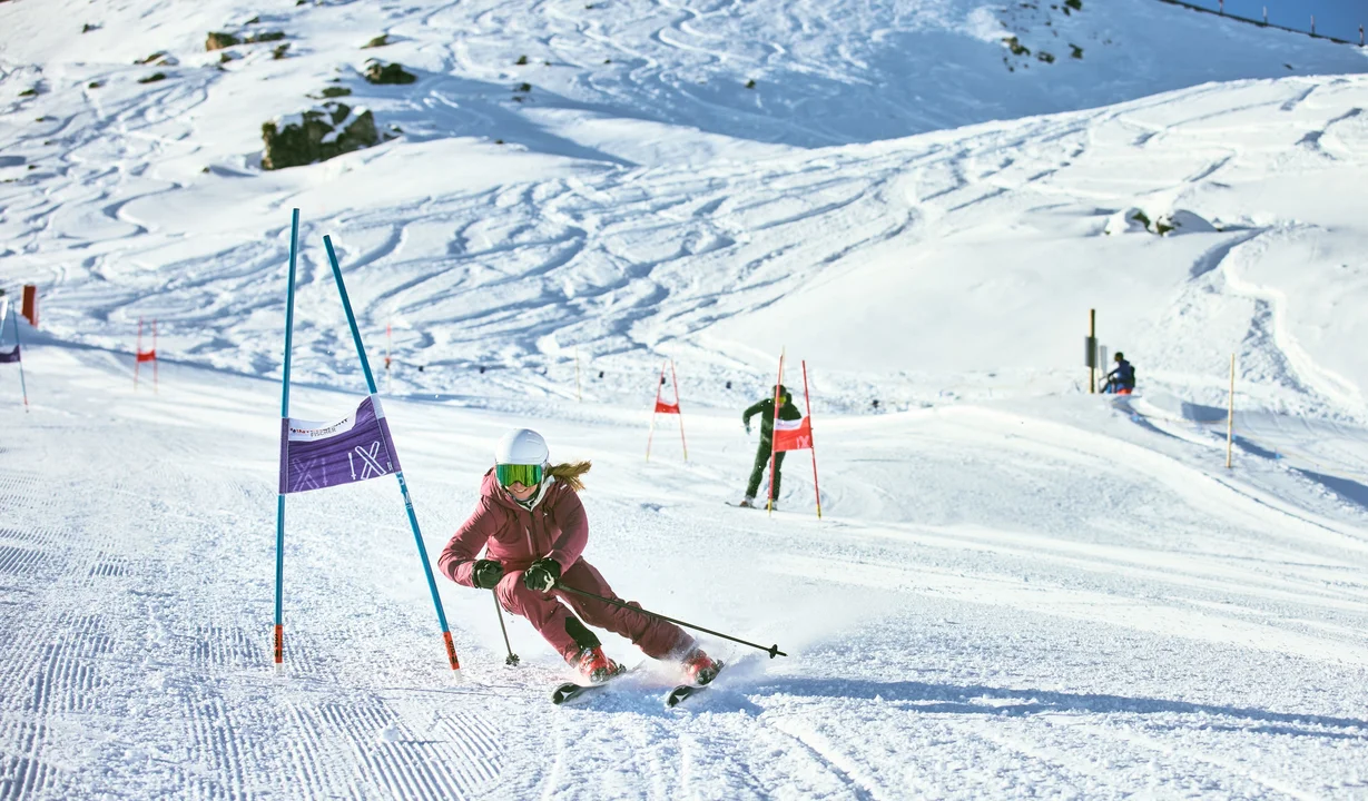 Eine sportliche Skifahrerin an der Stange in der Race Area in der Silvretta Montafon. | © Silvretta Montafon - Stefan Kothner