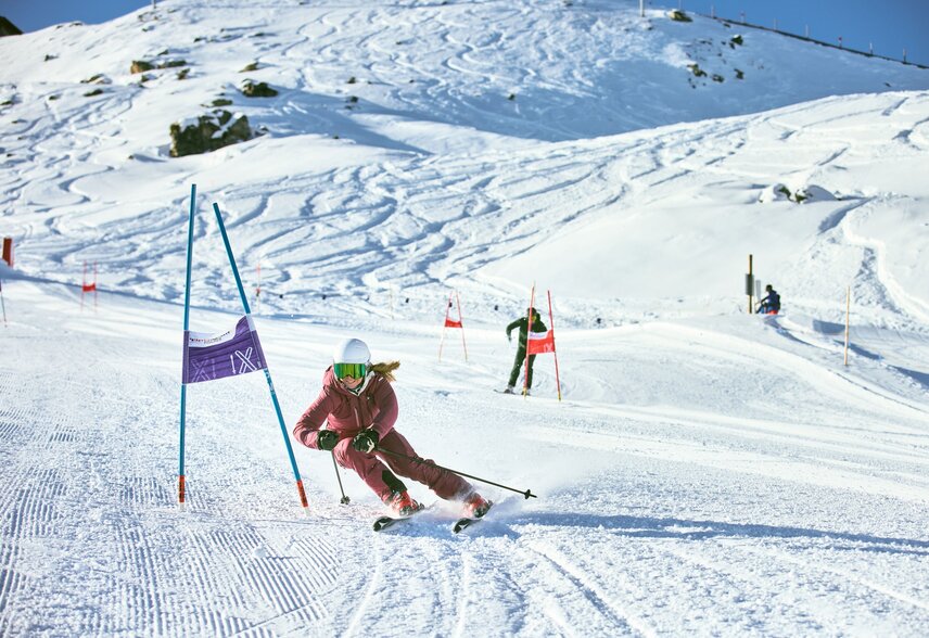 Eine sportliche Skifahrerin an der Stange in der Race Area in der Silvretta Montafon. | © Silvretta Montafon - Stefan Kothner