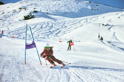 Eine sportliche Skifahrerin an der Stange in der Race Area in der Silvretta Montafon. | © Silvretta Montafon - Stefan Kothner