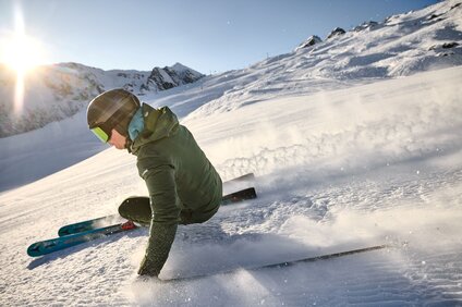 Ein sportlicher Skifahrer auf der Skipiste bei Sonnenschein. | © Silvretta Montafon - Stefan Kothner